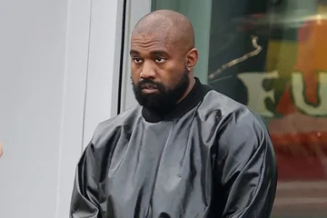 Dalin pamjet, Kanye West mbërrin në Shqipëri