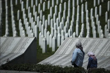 “Përgjegjësia e Serbisë ndaj Srebrenicës s’mund të mbyllet me heshtje”, Kosova përkujton viktimat e gjenocidit