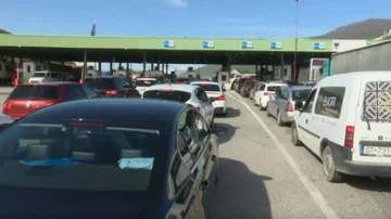 Fluks i madh në Morinë, mijëra qytetarë nga Kosova drejt bregdetit shqiptar - vetëm sot në kufi kanë hyrë mbi 12 mijë persona