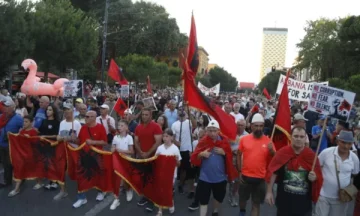Dita e 42 ditë e protestës në Tiranë, nis grumbullimi i pjesëmarrësve