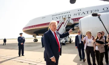 Përplasja Trump-“New York Times”: Katër gazetarë thirren në gjyq pas raportimit për sigurinë e Air Force One të ri