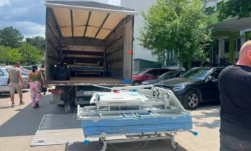 Pas reagimeve për kushtet në Pediatri, nisin të largohen shtretërit e dëmtuar