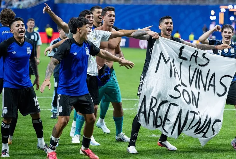Britania i kërkon FIFA-s të hetojë Argjentinën për pankartën për Ishujt Falkland