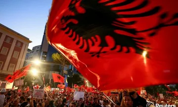 “Nuk do lëvizim nga sheshi”, për të 49-ën ditë protestohet para Kryeministrisë në Shqipëri