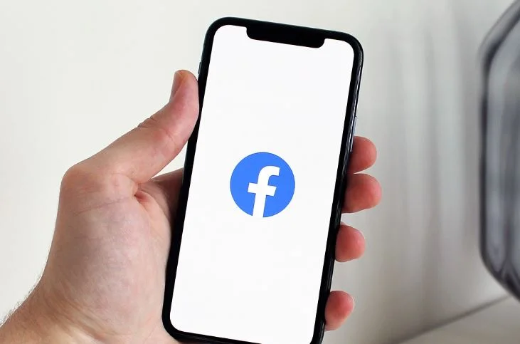 Bie Facebook, nuk ka qasje për përdoruesit e kompjuterit