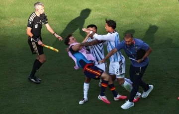FIFA nis hetimet ndaj Argjentinës pas sjelljeve të pahijshme të lojtarëve pas ndeshjes me Spanjën