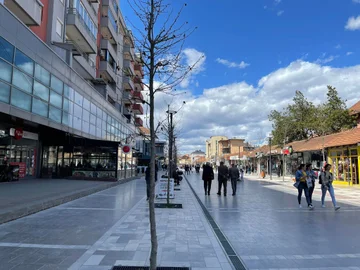 Vjedhje e rëndë në Podujevë, hajnat futen në një lokal, marrin para dhe pajisje elektronike
