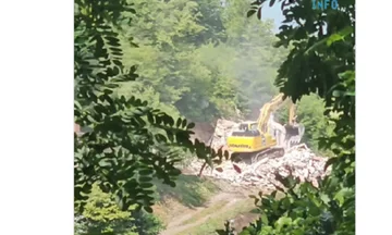 Bagerët në Ujman, pamje nga prishja e 11 vikendicave në Veri