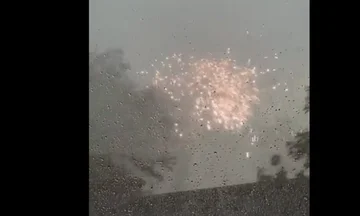 Moti i lig në Klinë, telat e rrymës në Mrasor përfshihen nga zjarri pas erërave të forta (VIDEO)