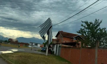 Erërat e forta, llamarina e kulmit përfundon e varur në telat e rrymës elektrike në Kpuz të Klinës