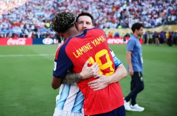 Pas humbjes, Messi përqafoi Yamalin dhe i tha: E ardhmja është te brezi juaj