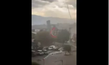 Momenti kur erërat e fuqishme rrëzojnë një kulm në Suharekë, qytetarët largohen me vështirësi
