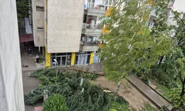 Një stuhi goditi Shkupin pasditen e sotme