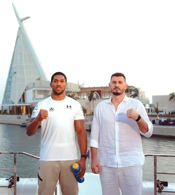 Anthony Joshua dhe Kristian Prenga pozojnë së bashku, gati për përballjen e madhe