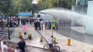 Tensionet jashtë Kuvendit të Shqipërisë, Policia shpërndan me ujë protestuesit