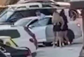 “Ta q* familjen e k**vës” : Mëngjes i trazuar në Prishtinë, momenti kur dy vajza godasin veturën dhe pronari për pak sa nuk i shkel