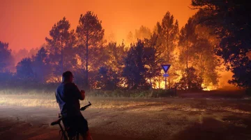 Rreth 12,000 njerëz evakuohen për shkak të zjarreve në Francë