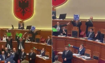 Kryeministri Rama largohet nga Kuvendi, opozita hedh shishe dhe karton drejt tij