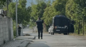 Ngjarje e rëndë në Shqipëri: 35 vjeçari ia vret babanë ish gruas dhe ia plagos nënën – rrethohet nga policia