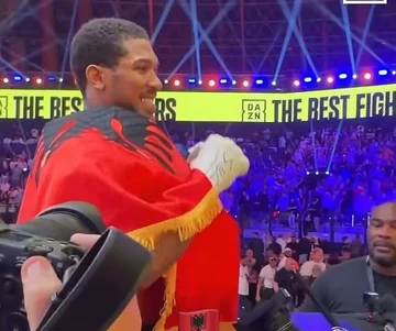 Anthony Joshua “vishet” me flamurin kuqezi (VIDEO)