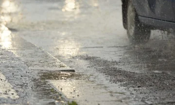 Reshjet e dendura mbulojnë me ujë rrugën Ferizaj-Shkup (Foto)