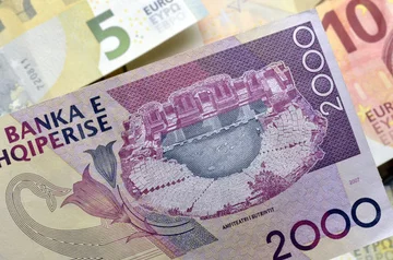 Çfarë fshihet pas forcimit rekord të lekut shqiptar?