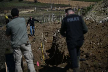 Gërmimet për mbetjet mortore në Zubin Potok: Dy persona ndalohen për 48 orë