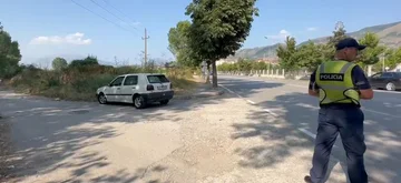 Nëna po kalonte rrugën në Korçë, vetura përplas karrocën me fëmijën mbi 1-vjeçar