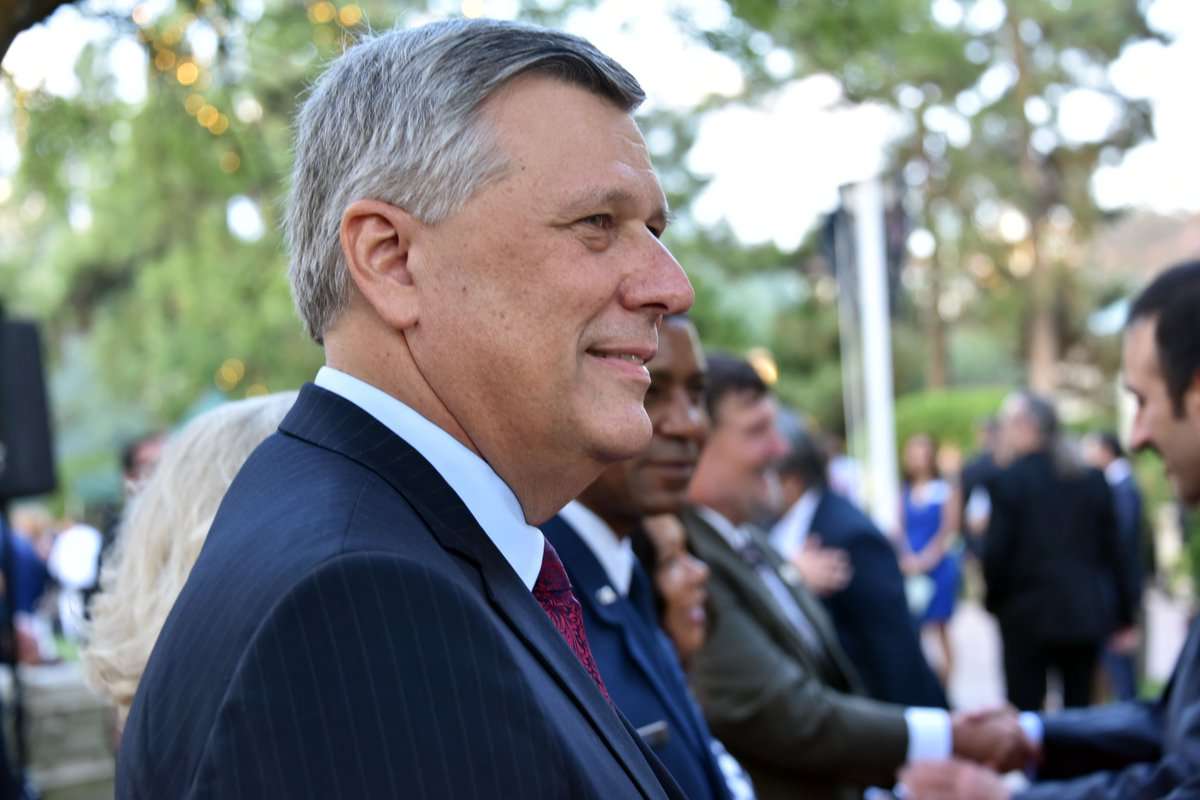 Kosnett nuk e përmend dorëheqjen e Haradinajt por raportet Kosovë – ShBA