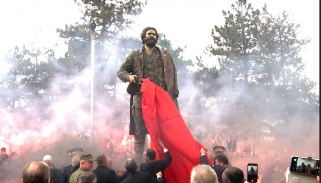 Sa bukur duket shtatorja e Adem Jasharit në Fushë Kosovë