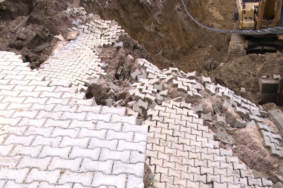 Pamje nga shembja e rrugës ‘Shaqir Igrishta’ në Prishtinë