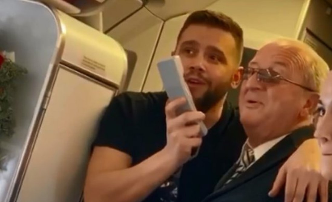 Flori Mumajesi dhe Luan Zhegu japin shfaqje në avion