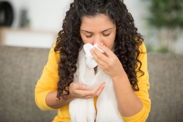Çfarë e shkakton gjakrrjedhjen e hundëve gjatë dimrit?