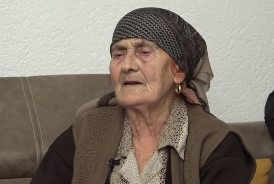 Lokja së cilës iu vranë 5 meshkuj të shtëpisë rrëfen se si e shau serbin në sy (Video)