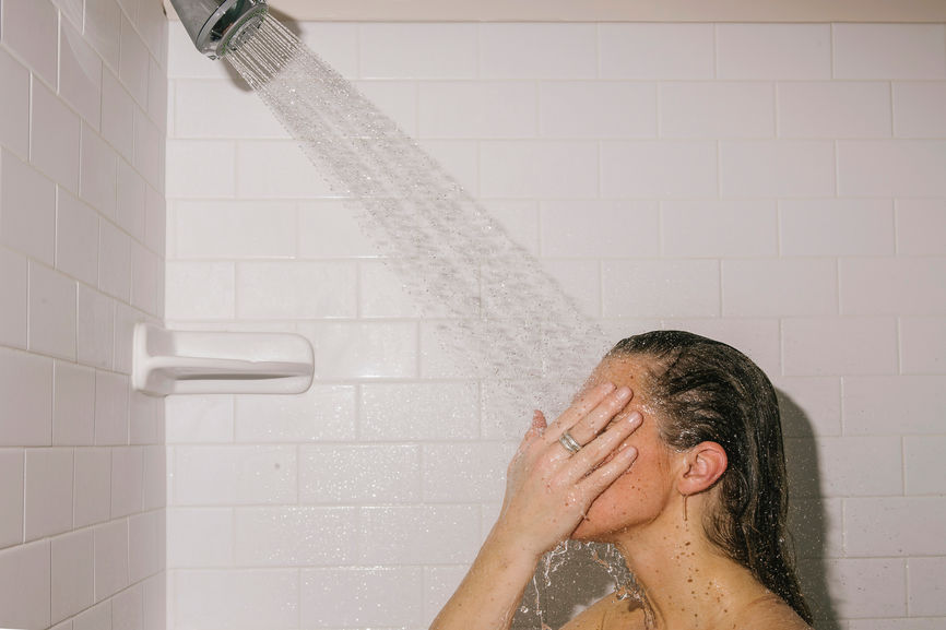 Mëngjes apo mbrëmje? Më në fund shkenca tregon se cila është koha e duhur për të bërë dush!