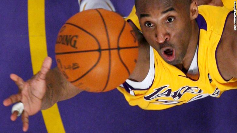 Kobe Bryant në logon e NBA, 200 mijë nënshkrime nga tifozët