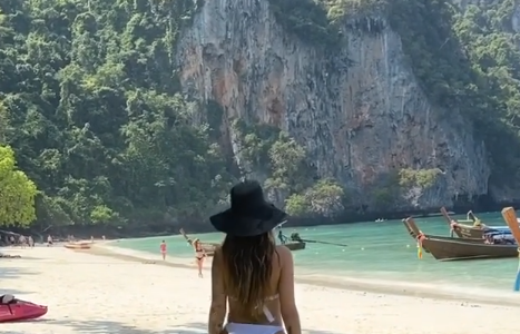 Morena shfaqet nga plazhi në Tajlandë