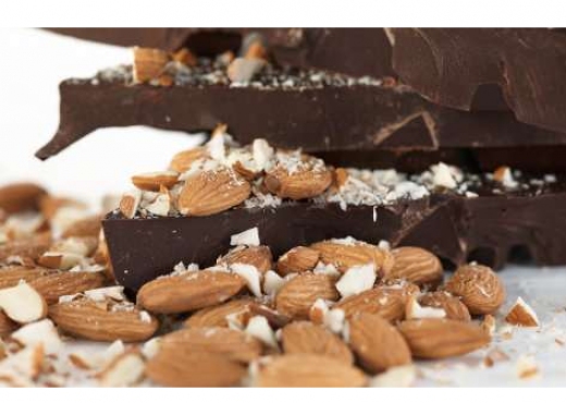 Vetitë kuruese të kombinimit të çokollatës së zezë dhe bajameve