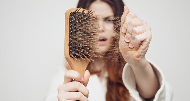 Si ta shmangni rënien e flokëve gjatë dimrit