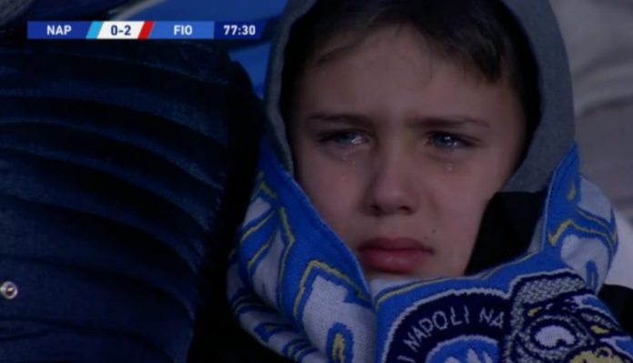 Vogëlushi qante pas humbjes së Napolit, ylli i skuadrës i dërgon mesazh: Do të kthehesh të buzëqeshësh me ne