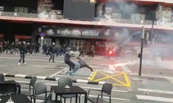 Si në luftë: Rrahje brutale me shkopinj e karrige mes fansave të Valencias dhe Barcelonës para ndeshjes