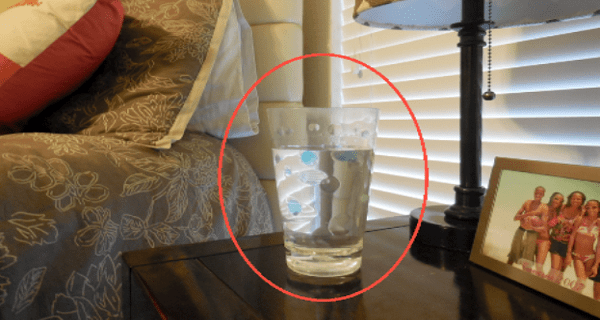 Mos mbani kurrë afër krevatit një gotë me ujë, rrezikon shumë shëndetin tuaj