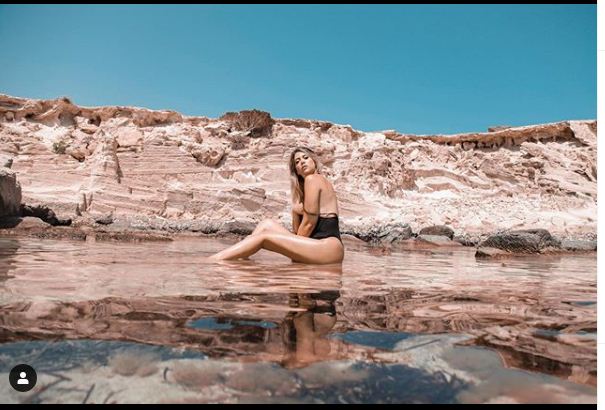 Gruaja e Icardit ngrit temperaturat, pozon me bikini