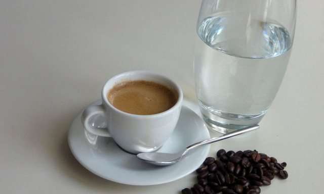 Ndoshta e dinit gabim; Gota e ujit pihet para apo mbas kafesë ?
