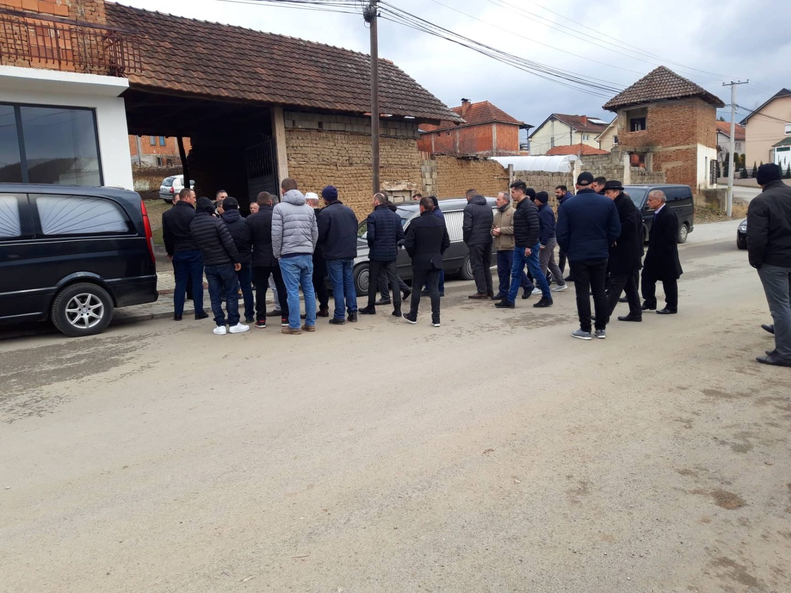 Trupat e pesë anëtarëve të familjes Bllaca në Cërrnicë, pas pak nis varrimi