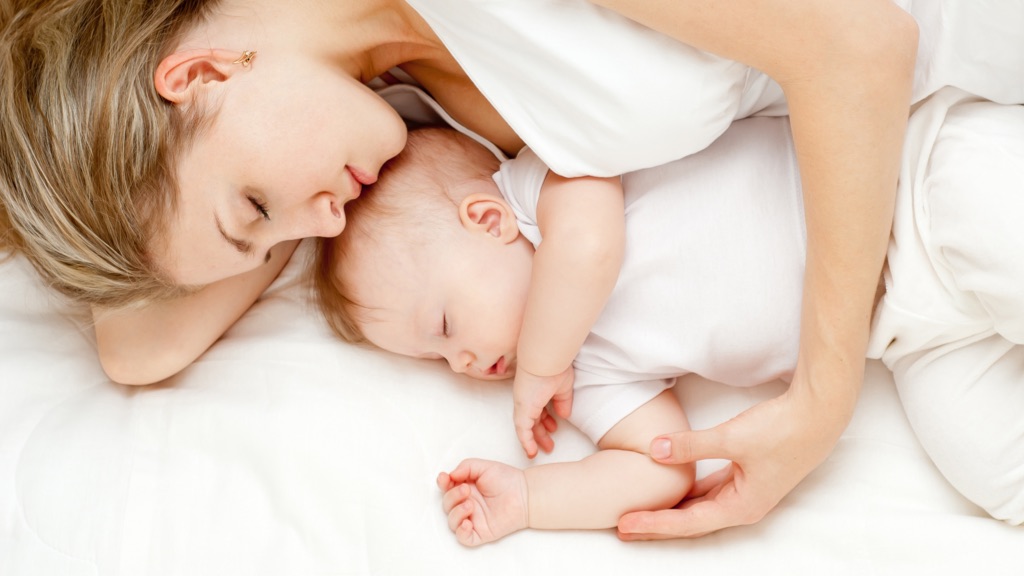 Të flini ne një krevat me fëmijët nuk është më një gabim; studimet tregojnë përfitimet që do të keni