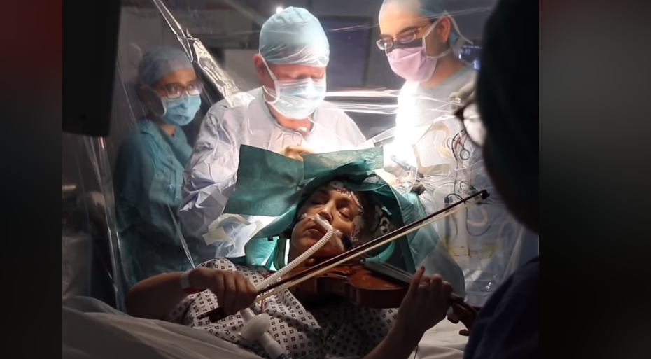 Muzikantja luan në violinë derisa kirurgët i heqin tumorin nga truri i saj (Video)