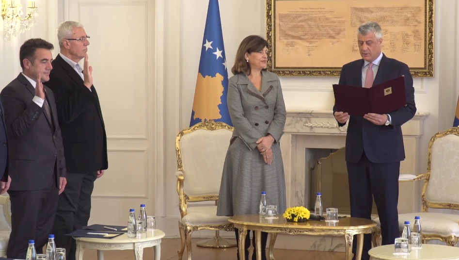 ‘Të dua’, ‘baju’, ‘dorën e djathtë nalt’ – Sami Kurteshi betohet para Presidentit Thaçi