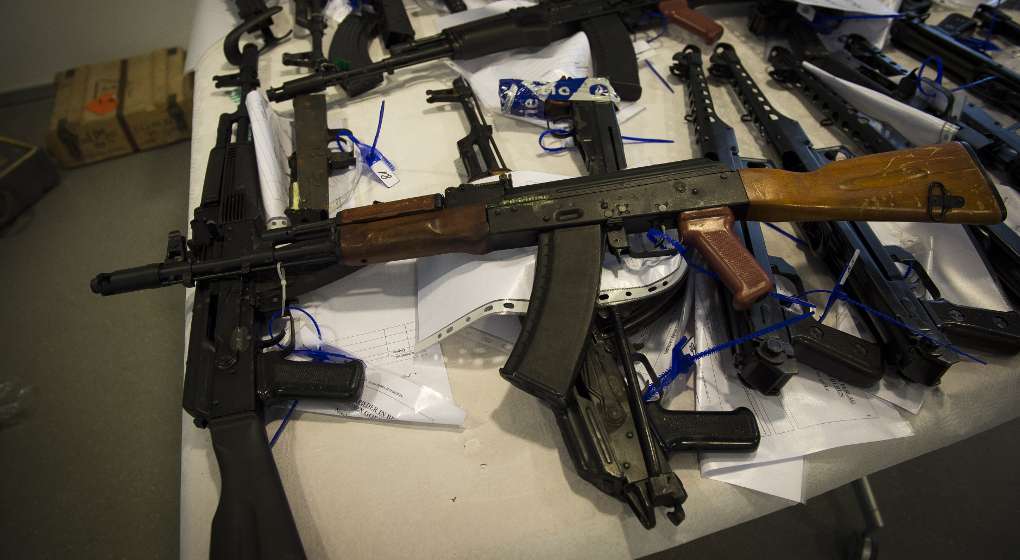 ​Policia e Kosovës ia sekuestron armët dhe municionet djalit të Xhabir Zharkut