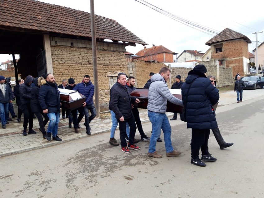 Kufomat e familjes Bllaca nisen për në varreza